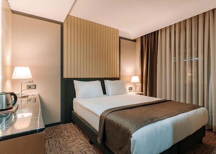 מלון Invite Corner 4*